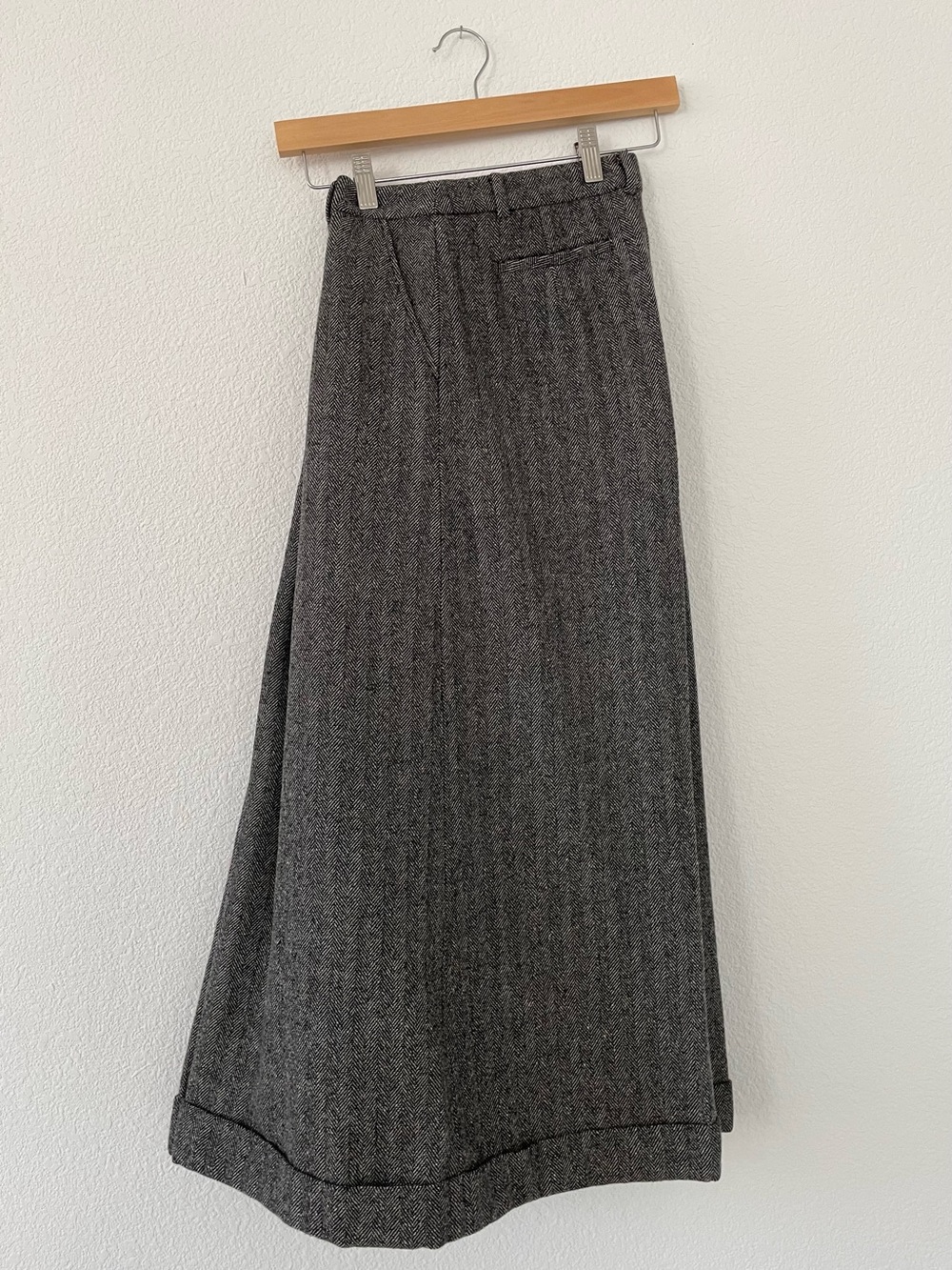 Herringbone Wide-Leg Pleated Wool-Blend Pants — Charcoal Gray